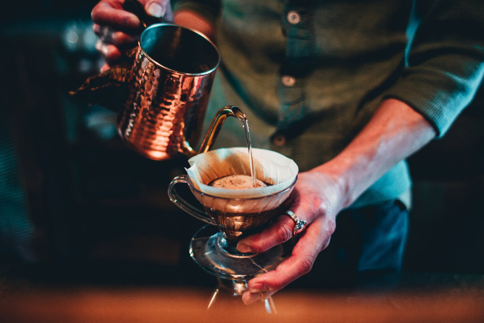 Barista preparando café de filtro