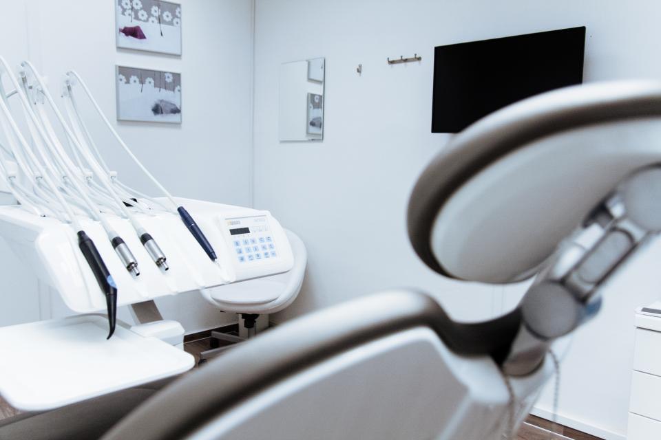 Consultorio dental luminoso