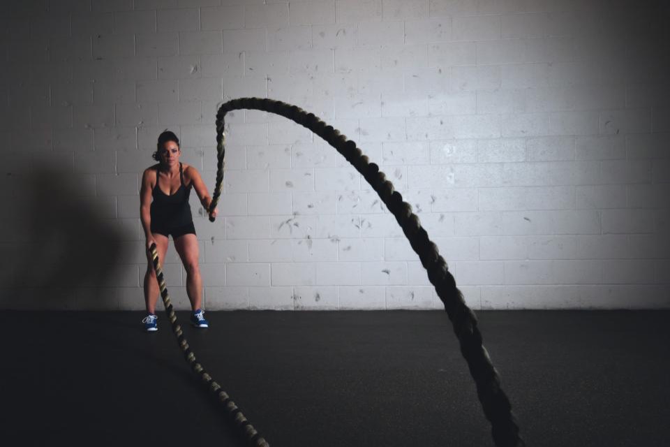 Entrenamiento con cuerdas en un gimnasio