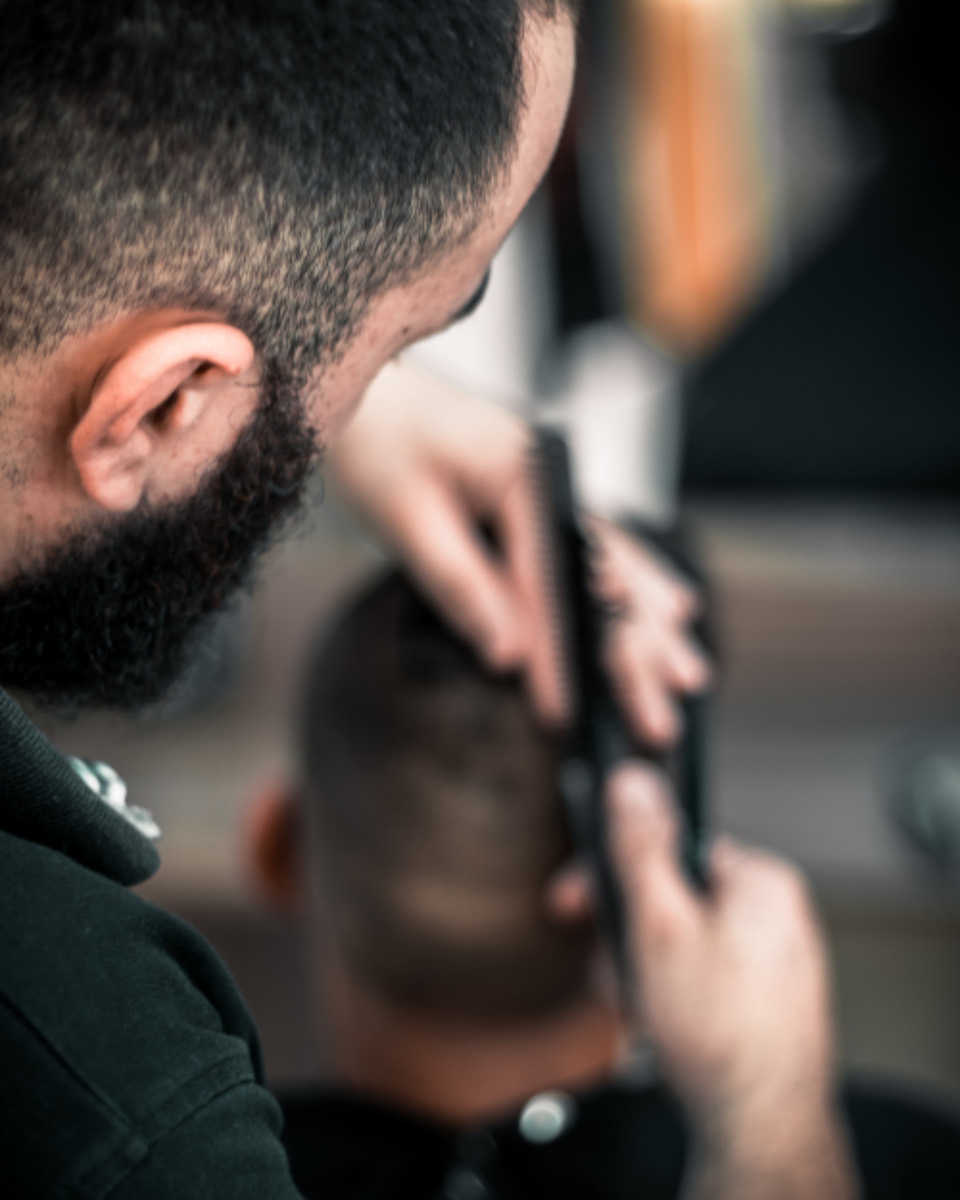 Barbero perfilando una barba
